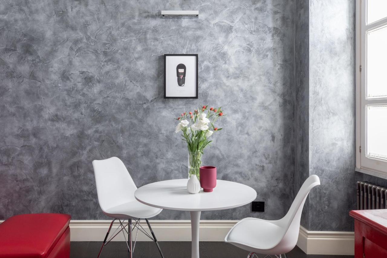 Iflat A Sparkle Of Red In Trastevere Apartment